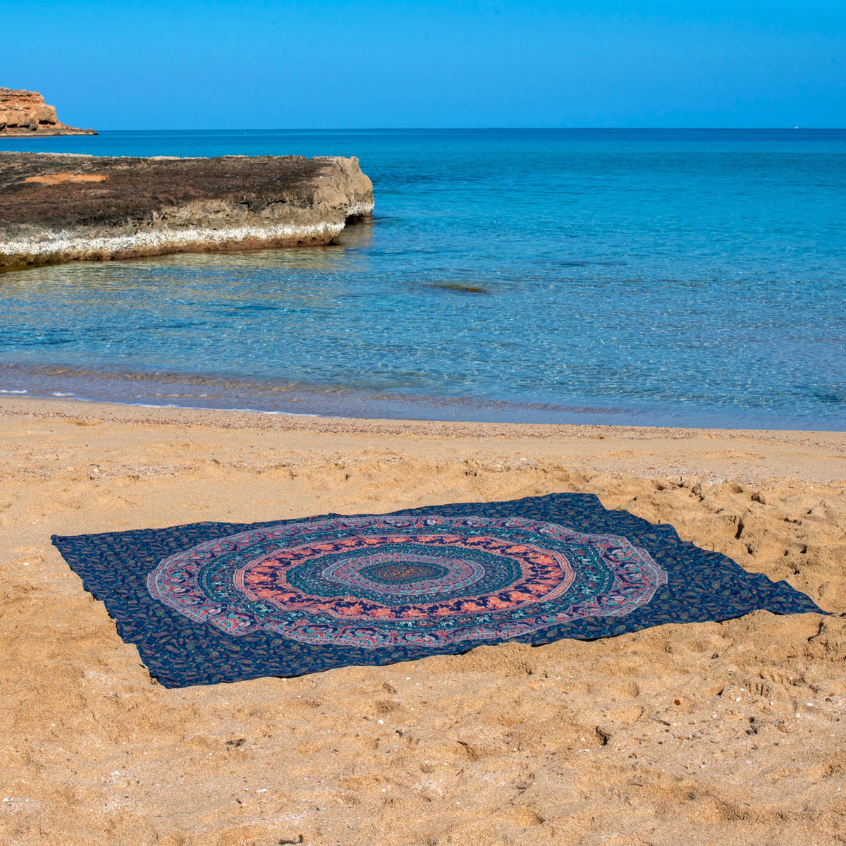XXL strandlaken Hippie Salmon 235x220 cm, uitgespreid op het strand