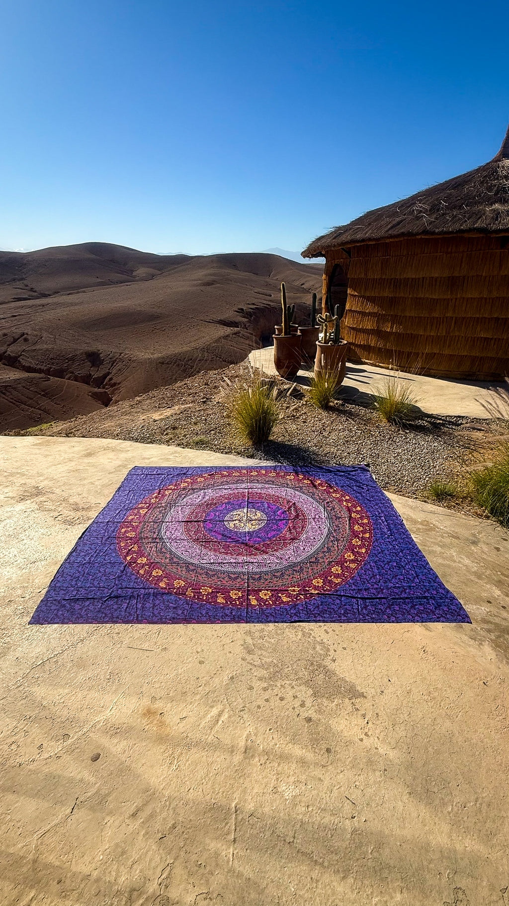 XXL strandlaken Multi Ibiza 235x220 cm, bij een strohut in de bergen