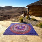 XXL strandlaken Multi Ibiza 235x220 cm, uitgespreid op zandsteen onder een blauwe lucht