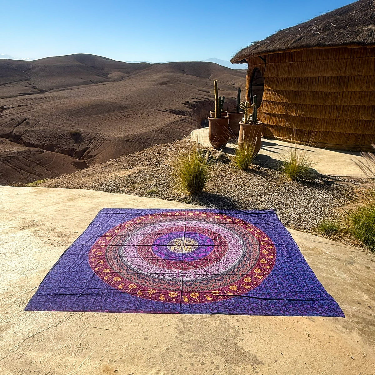XXL strandlaken Multi Ibiza 235x220 cm, uitgespreid op zandsteen onder een blauwe lucht