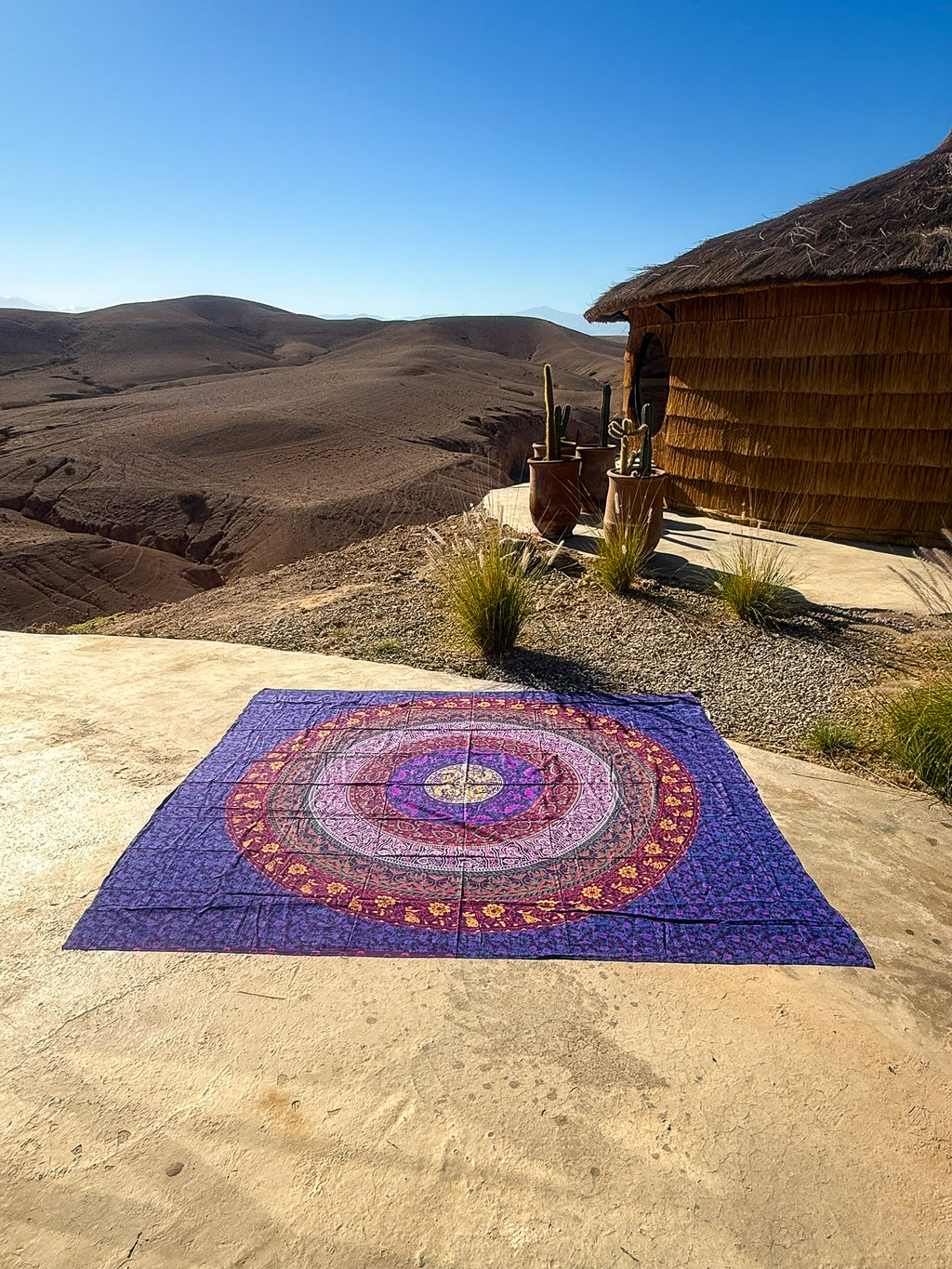XXL strandlaken Multi Ibiza 235x220 cm, in de zon met de bergen op de achtergrond