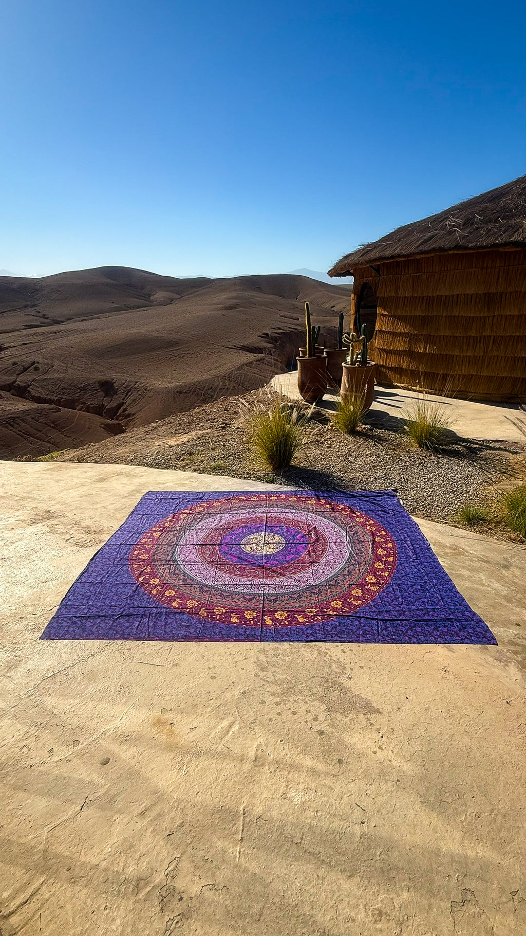 XXL strandlaken Multi Ibiza 235x220 cm, uitgespreid op een zonnige rots met uitzicht op de bergen