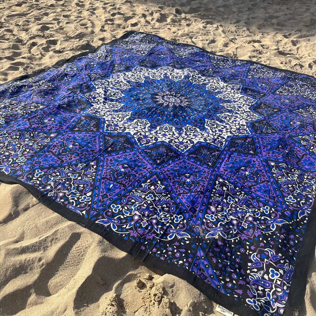 XXL strandlaken Night Star 235x220 cm, uitgespreid op het zand