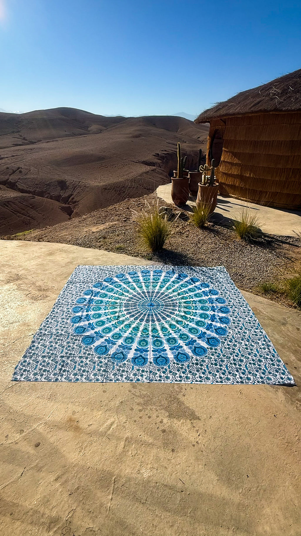 XXL strandlaken Ocean 235x220 cm, als boho mandala kleed in een berglandschap
