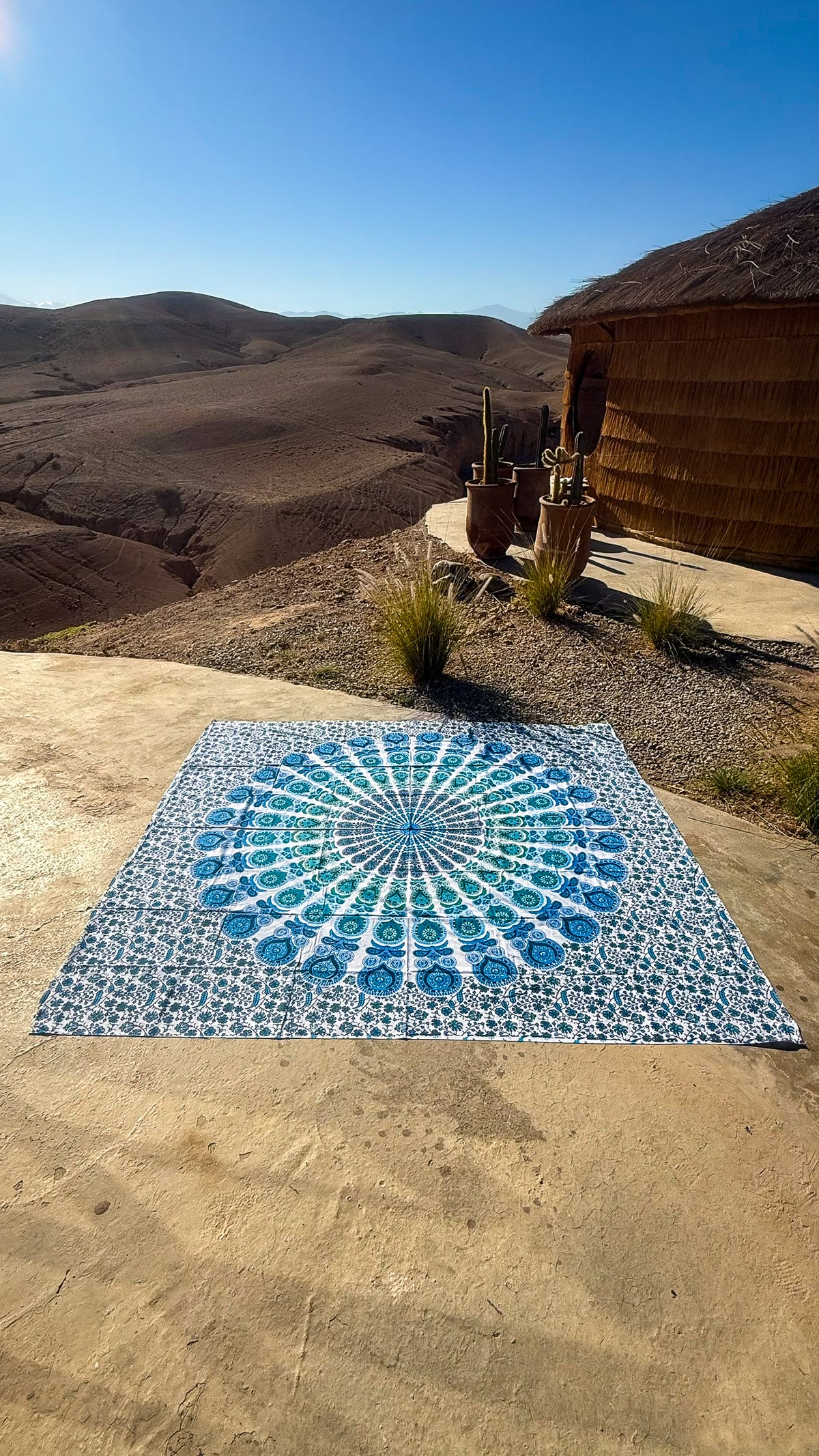 XXL strandlaken Ocean 235x220 cm, als boho mandala kleed in een berglandschap