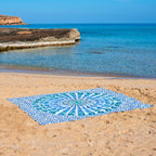 XXL strandlaken Ocean 235x220 cm, uitgespreid op het strand