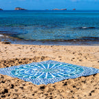 XXL strandlaken Ocean 235x220 cm, op het zand bij zee