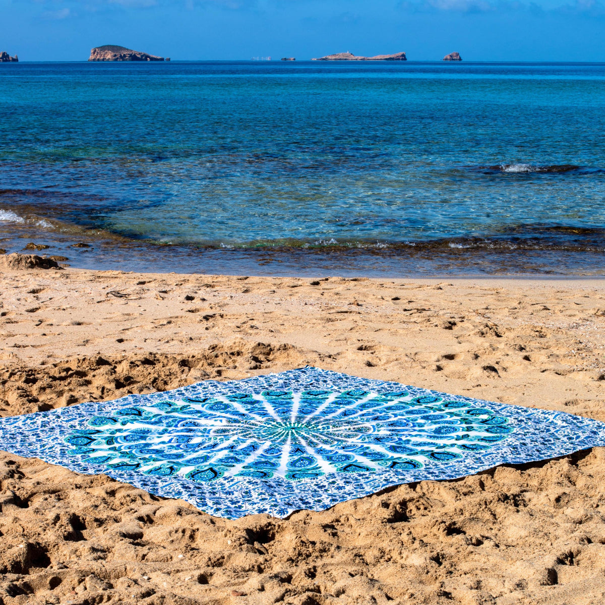 XXL strandlaken Ocean 235x220 cm, op het zand bij zee
