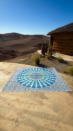 XXL strandlaken Ocean 235x220 cm, in de zon met de bergen op de achtergrond