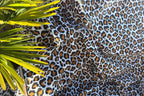 XXL strandlaken Panter 235x220 cm, close-up tussen palmbladeren