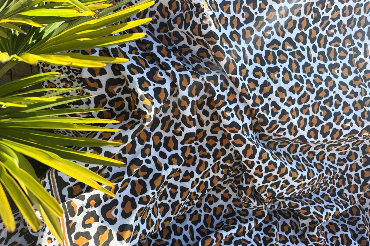 XXL strandlaken Panter 235x220 cm, close-up tussen palmbladeren