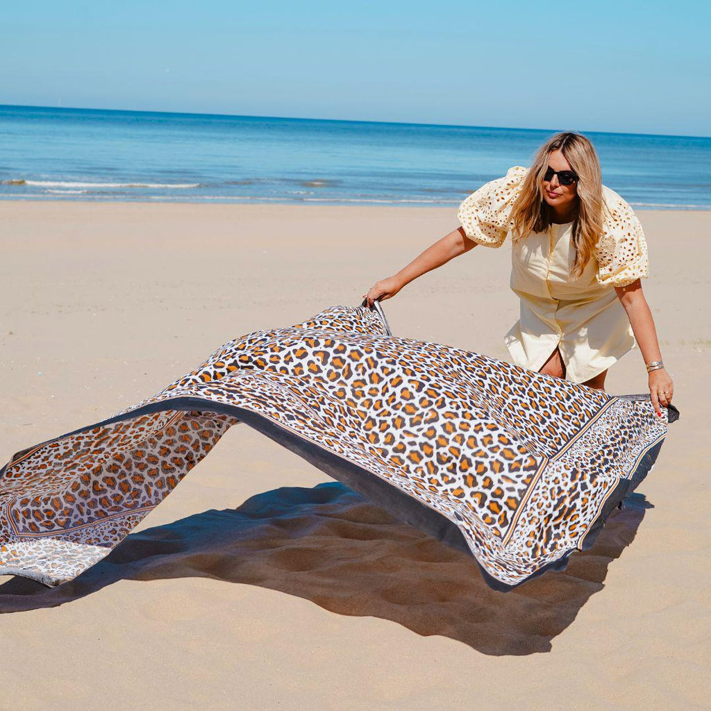 XXL strandlaken Panter 235x220 cm, uitgespreid op het strand