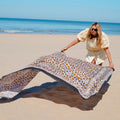 XXL strandlaken Panter 235x220 cm, uitgespreid op het strand