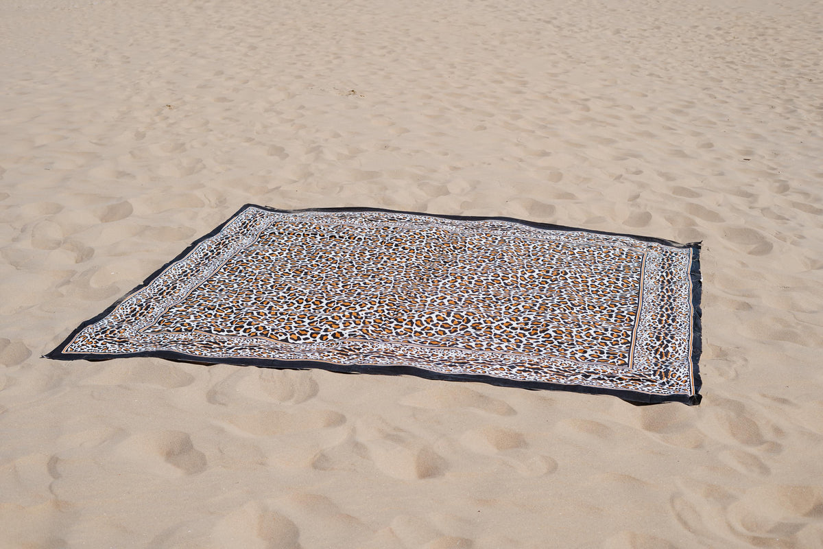 XXL strandlaken Panter 235x220 cm, op het zand