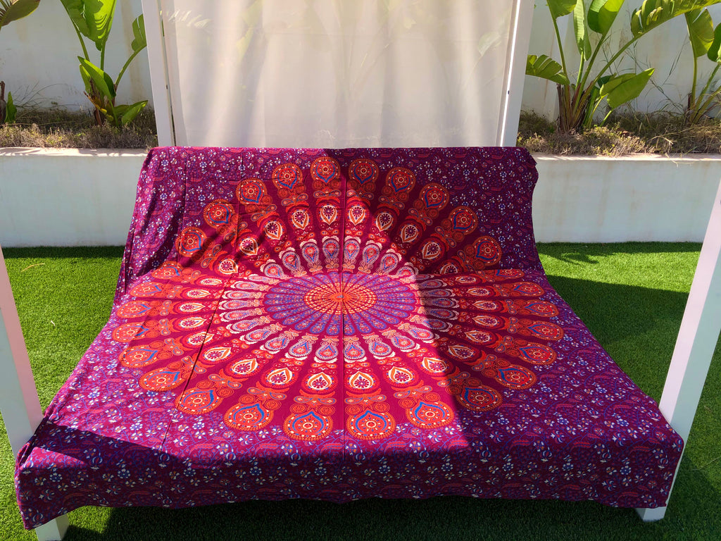 XXL strandlaken Peacock 235x220 cm, als sprei op een bed