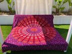 XXL strandlaken Peacock 235x220 cm, als sprei op een bed