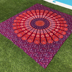 XXL strandlaken Peacock 235x220 cm, uitgespreid op het gras