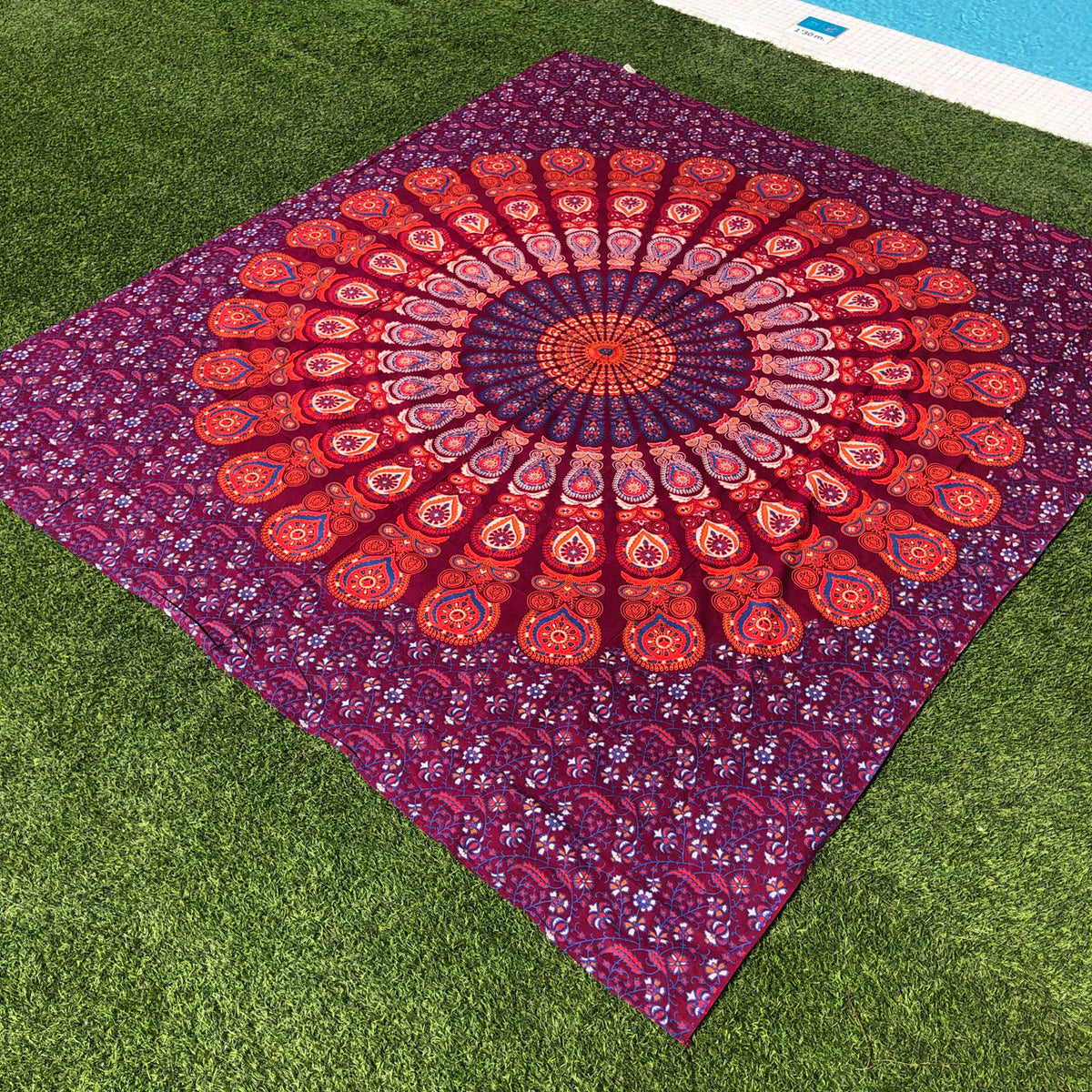 XXL strandlaken Peacock 235x220 cm, uitgespreid op het gras