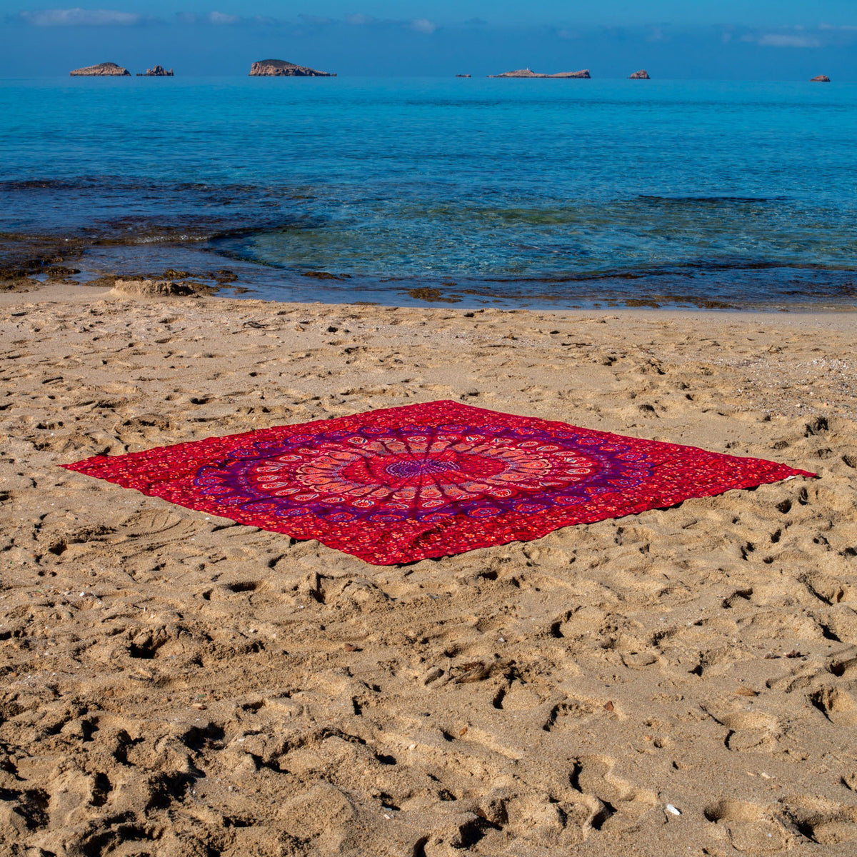 XXL strandlaken Peacock 235x220 cm, op het zand bij zee