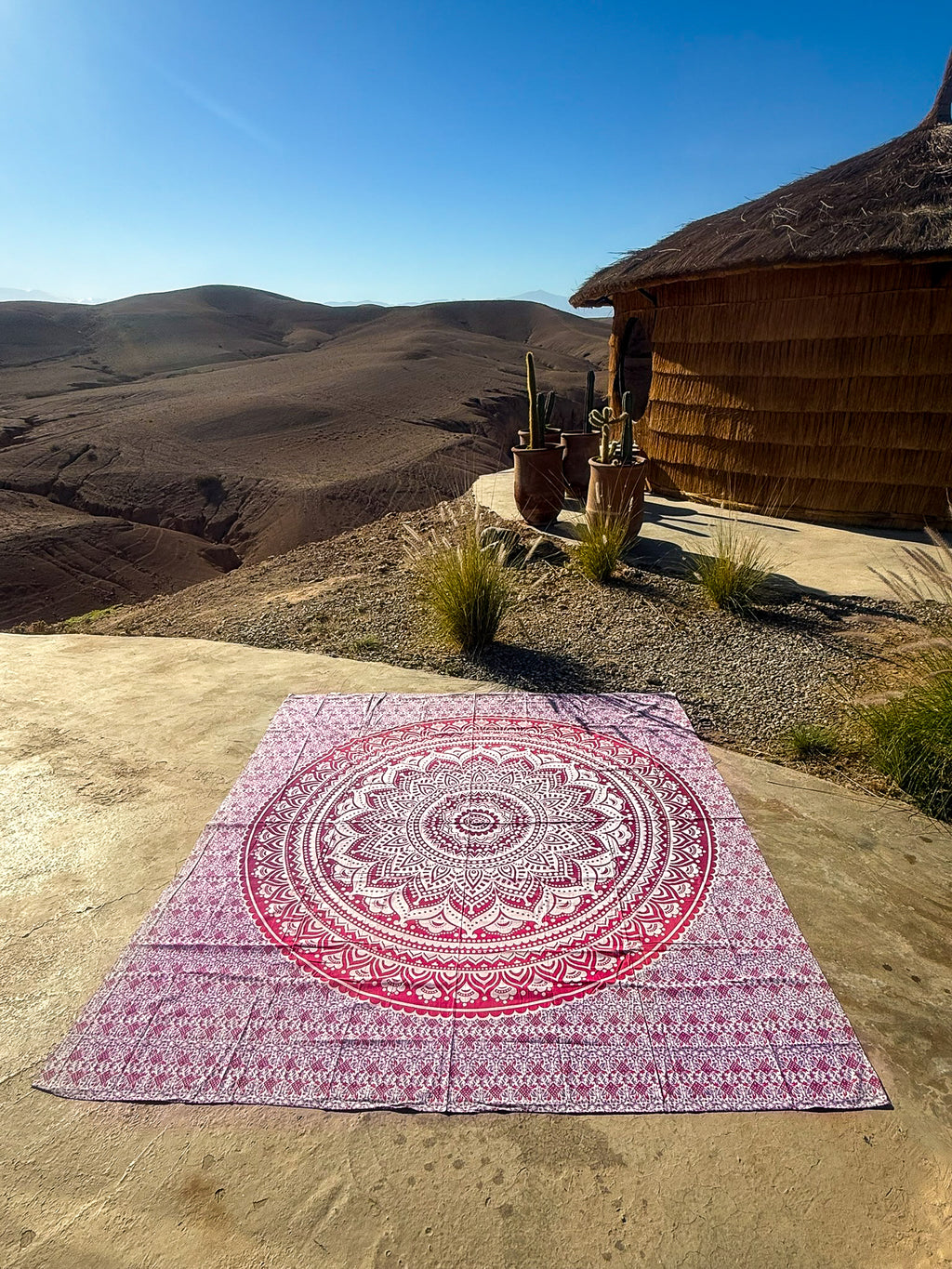 XXL strandlaken Pink Ombre 235x220 cm, bij een strohut in de bergen