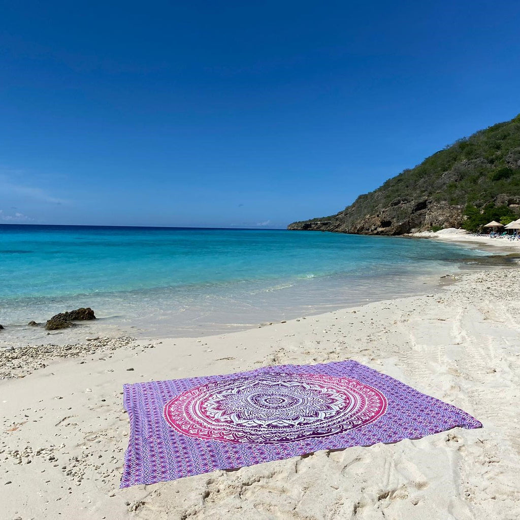 XXL strandlaken Pink Ombre 235x220 cm, op het strand in een baai
