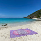 XXL strandlaken Pink Ombre 235x220 cm, op het strand in een baai