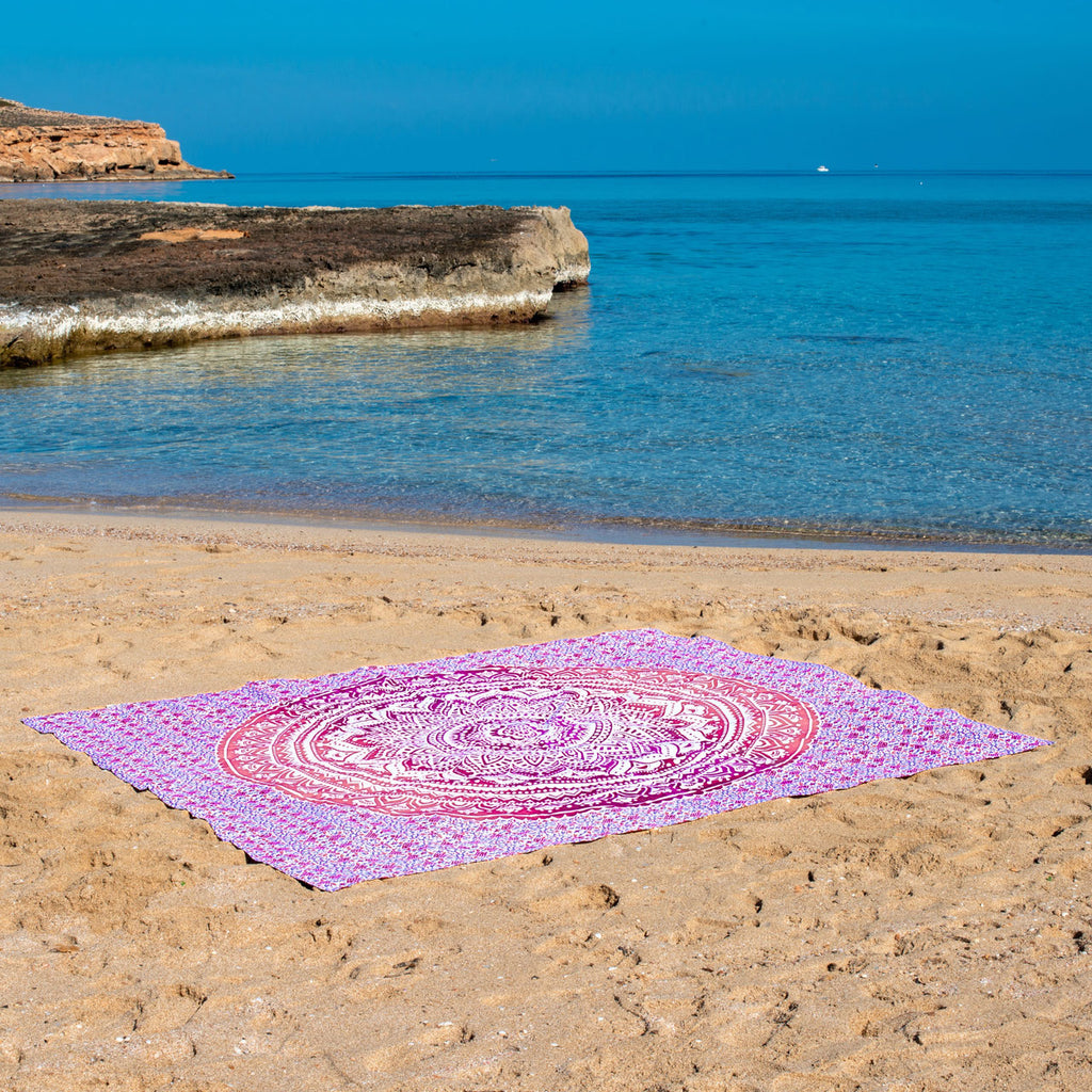 XXL strandlaken Pink Ombre 235x220 cm, uitgespreid op het strand