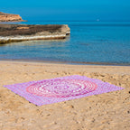 XXL strandlaken Pink Ombre 235x220 cm, uitgespreid op het strand