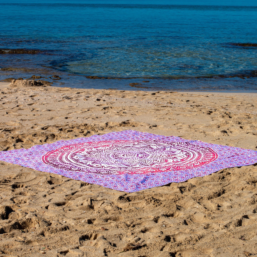 XXL strandlaken Pink Ombre 235x220 cm, op het zand bij zee
