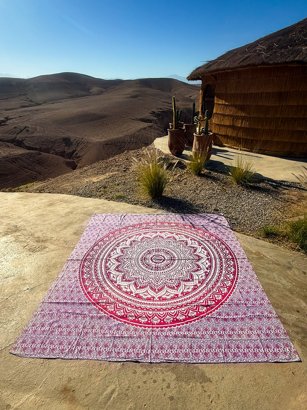 XXL strandlaken Pink Ombre 235x220 cm, in de zon met de bergen op de achtergrond
