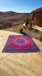 XXL strandlaken Purple Paradise 235x220 cm, bij een strohut in de bergen