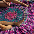 XXL strandlaken Purple Paradise 235x220 cm, close-up met zittende vrouw