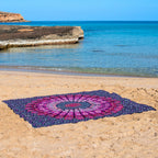 XXL strandlaken Purple Paradise 235x220 cm, uitgespreid op het strand