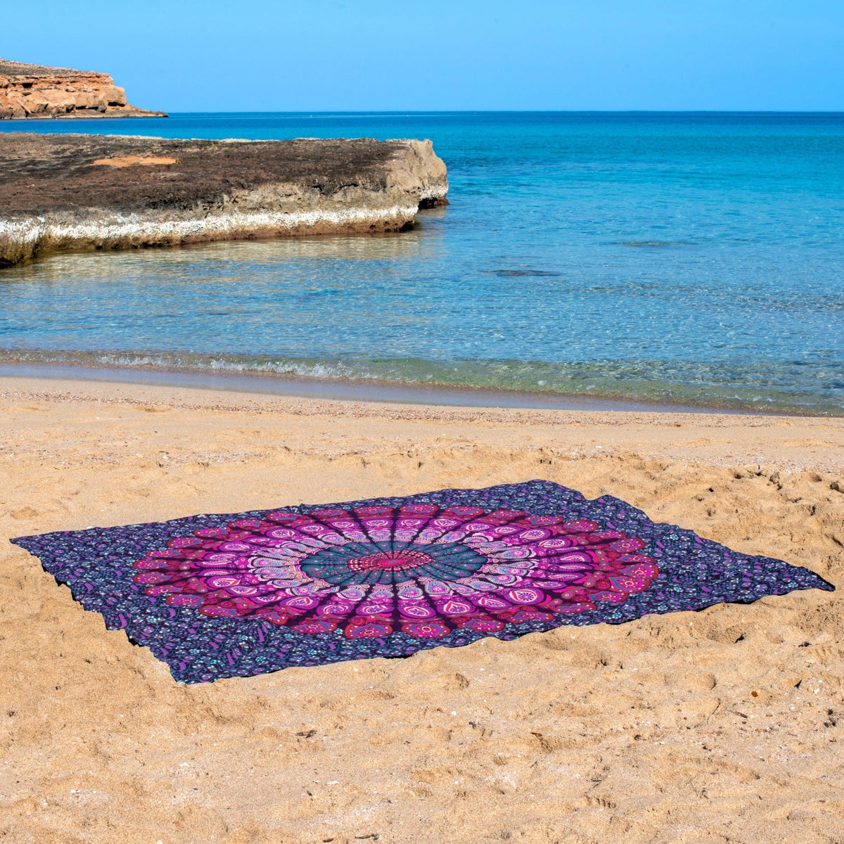 XXL strandlaken Purple Paradise 235x220 cm, uitgespreid op het strand
