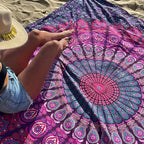 XXL strandlaken Purple Paradise 235x220 cm, met een vrouw met strohoed
