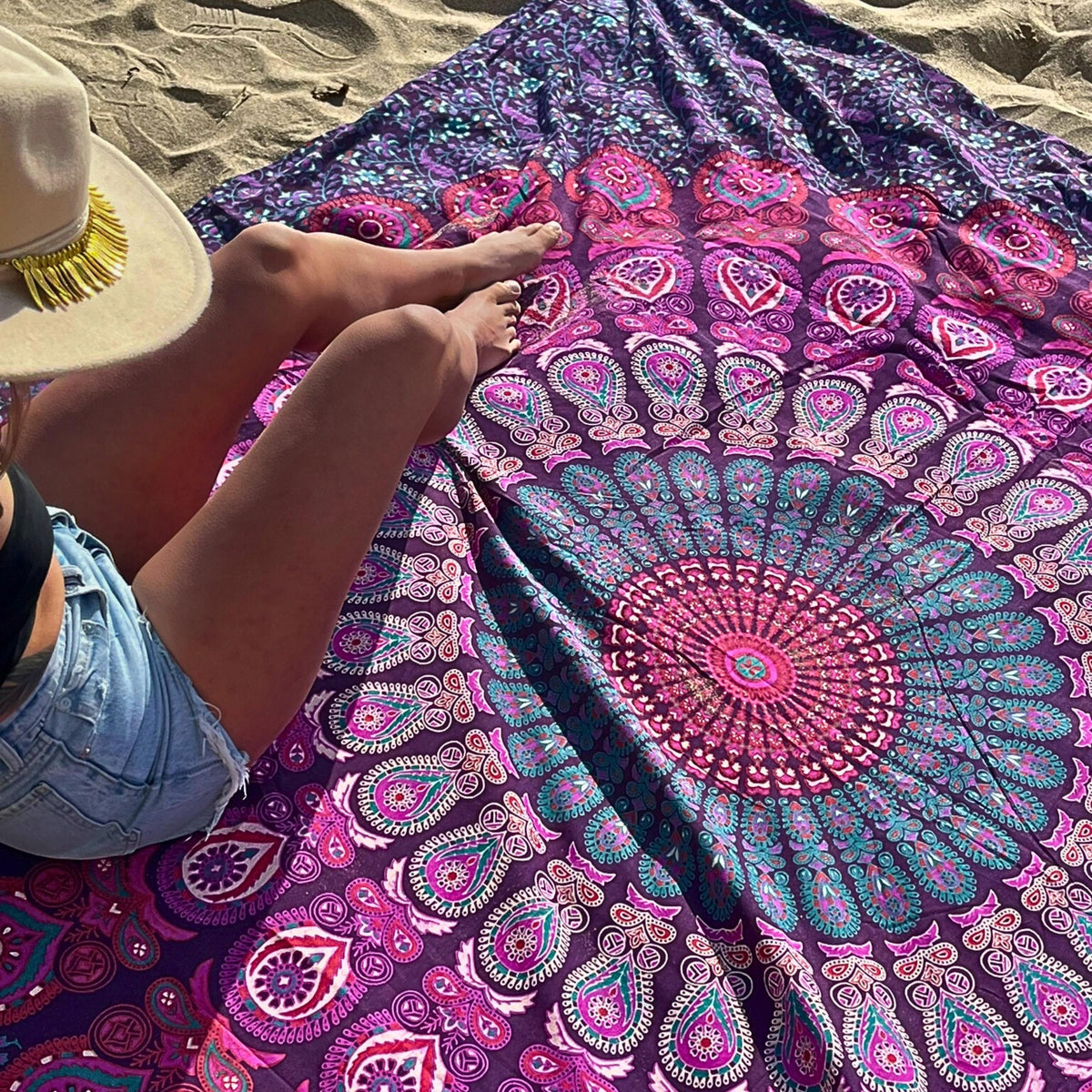 XXL strandlaken Purple Paradise 235x220 cm, met een vrouw met strohoed