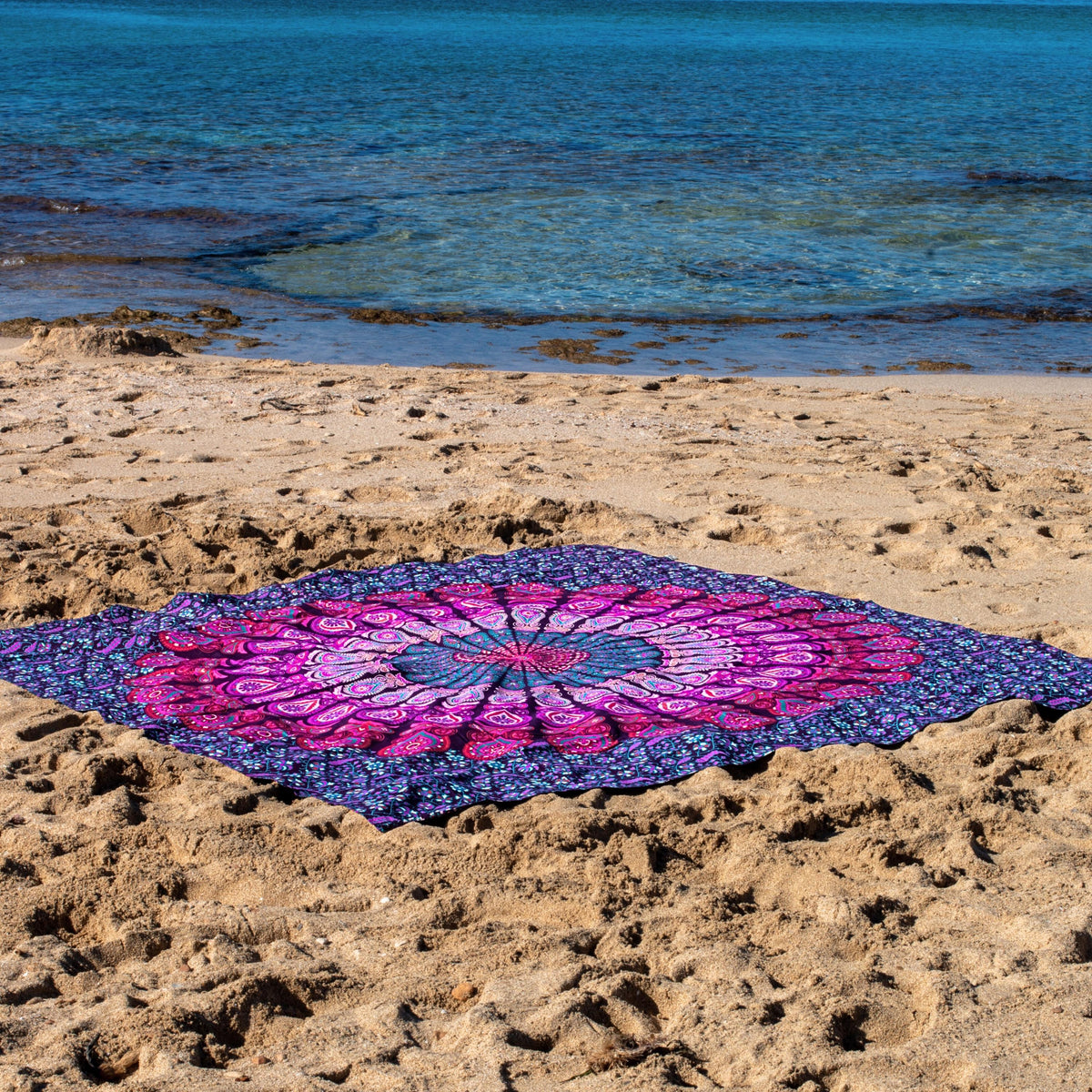 XXL strandlaken Purple Paradise 235x220 cm, op het zand bij zee