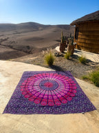 XXL strandlaken Purple Paradise 235x220 cm, uitgespreid op een zonnige rots met uitzicht op de bergen