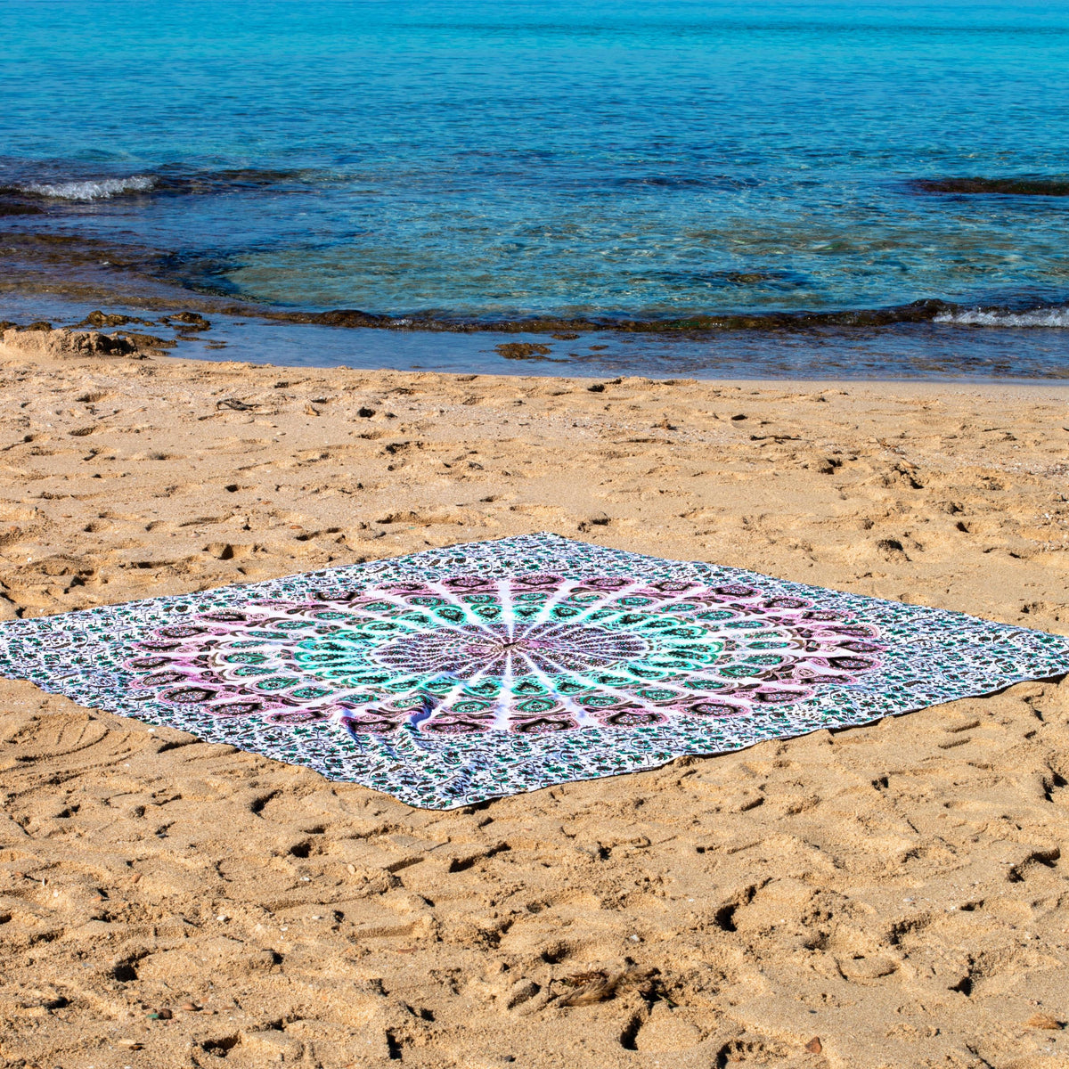 XXL strandlaken Seashell 235x220 cm, op het strand onder een blauwe lucht