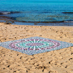 XXL strandlaken Seashell 235x220 cm, uitgespreid op het strand