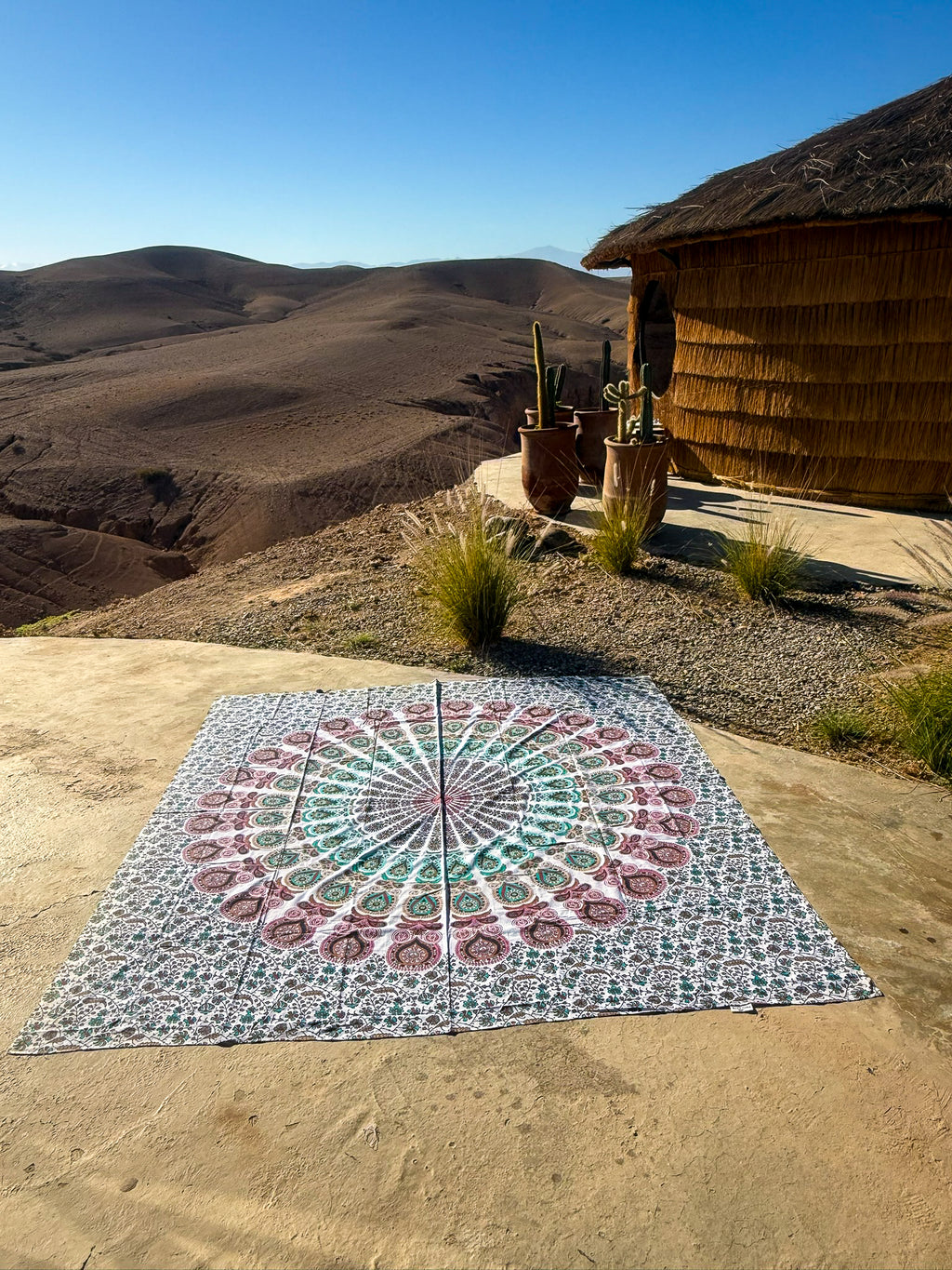 XXL strandlaken Seashell 235x220 cm, uitgespreid op een zonnige rots met uitzicht op de bergen