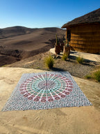 XXL strandlaken Seashell 235x220 cm, uitgespreid op een zonnige rots met uitzicht op de bergen