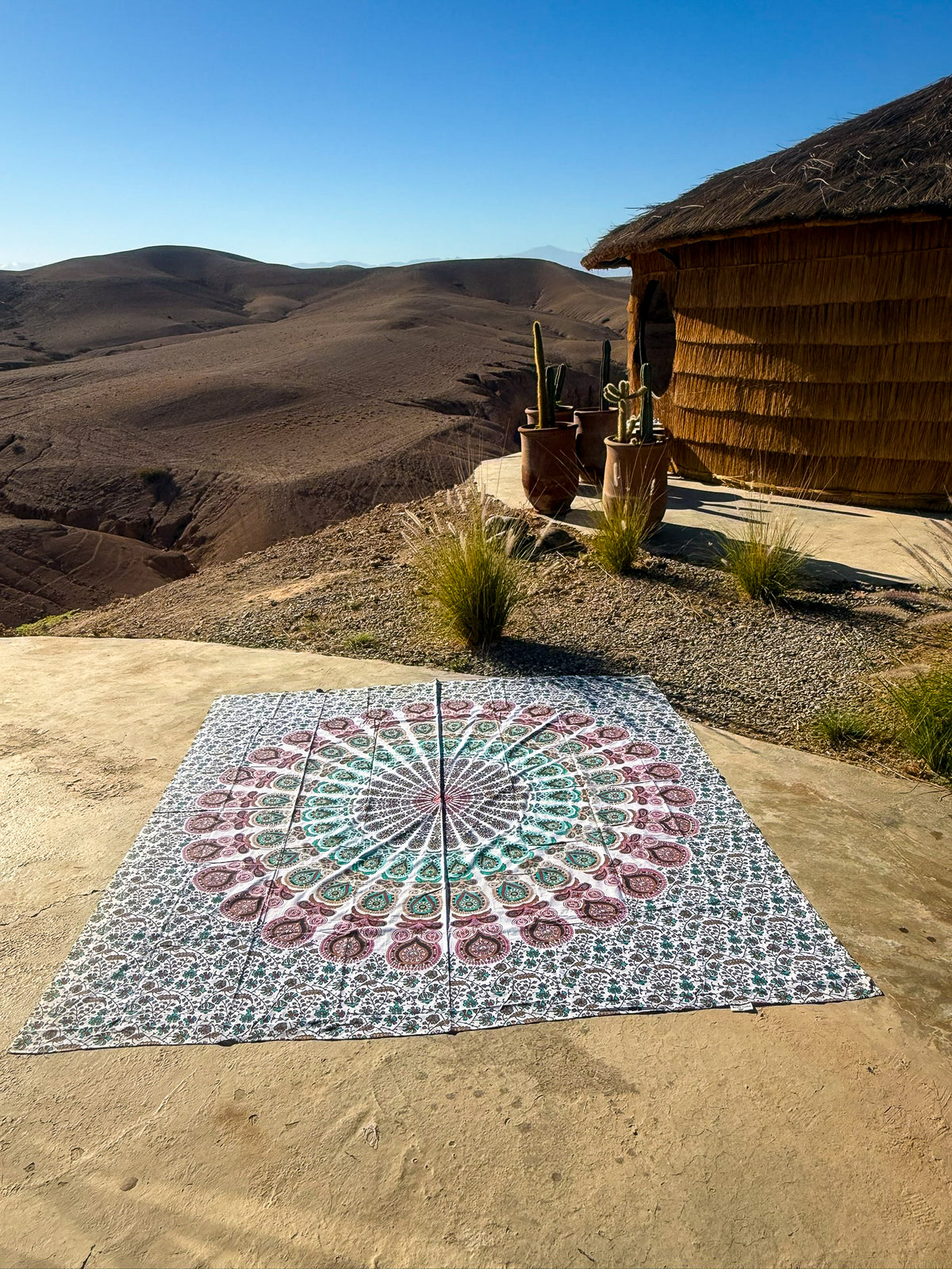 XXL strandlaken Seashell 235x220 cm, uitgespreid op een zonnige rots met uitzicht op de bergen