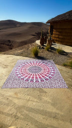 XXL strandlaken Seashell Pink 235x220 cm, bij een strohut in de bergen