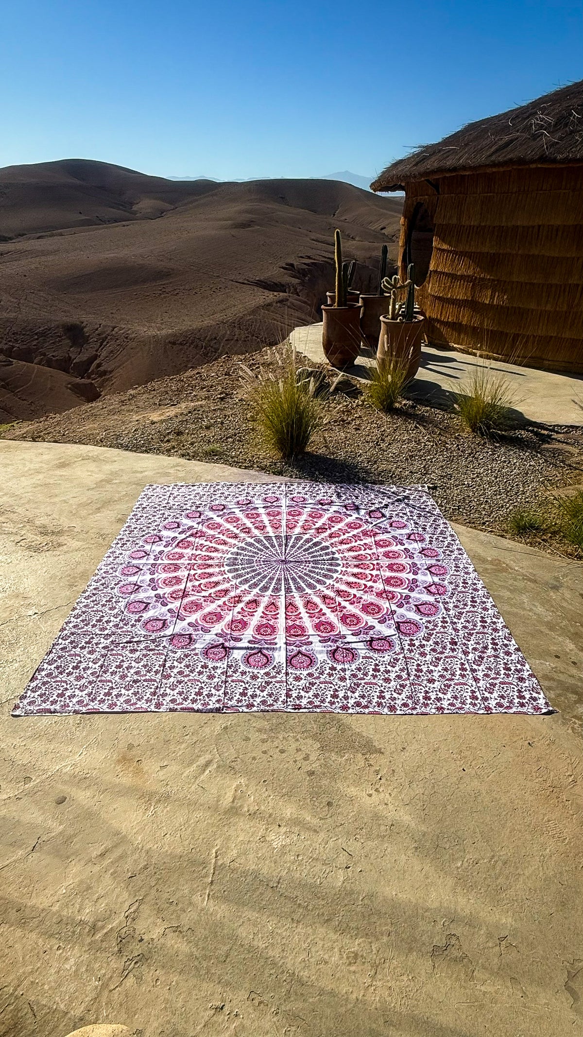XXL strandlaken Seashell Pink 235x220 cm, bij een strohut in de bergen