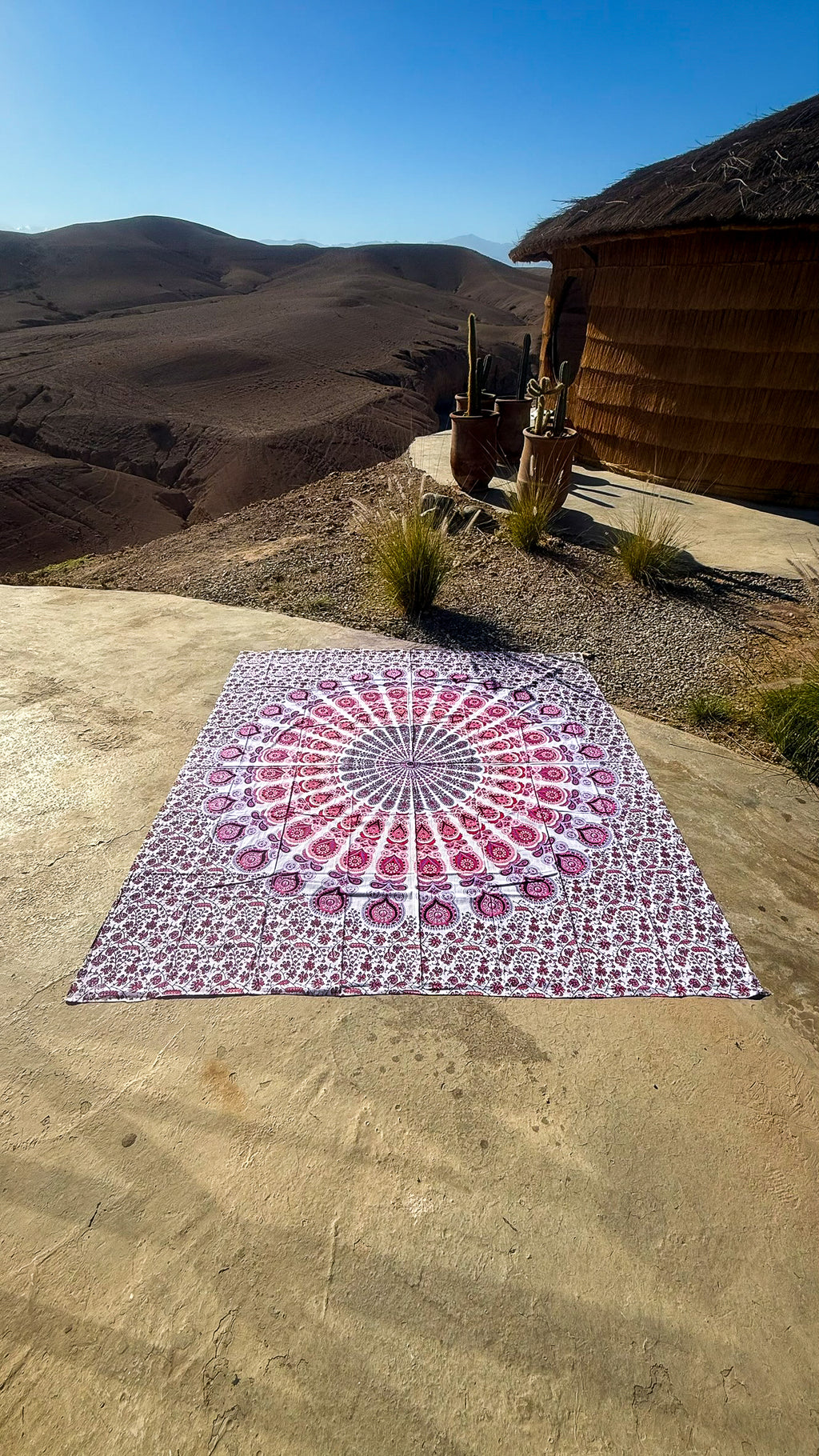 XXL strandlaken Seashell Pink 235x220 cm, als boho mandala kleed in een berglandschap