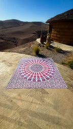 XXL strandlaken Seashell Pink 235x220 cm, als boho mandala kleed in een berglandschap