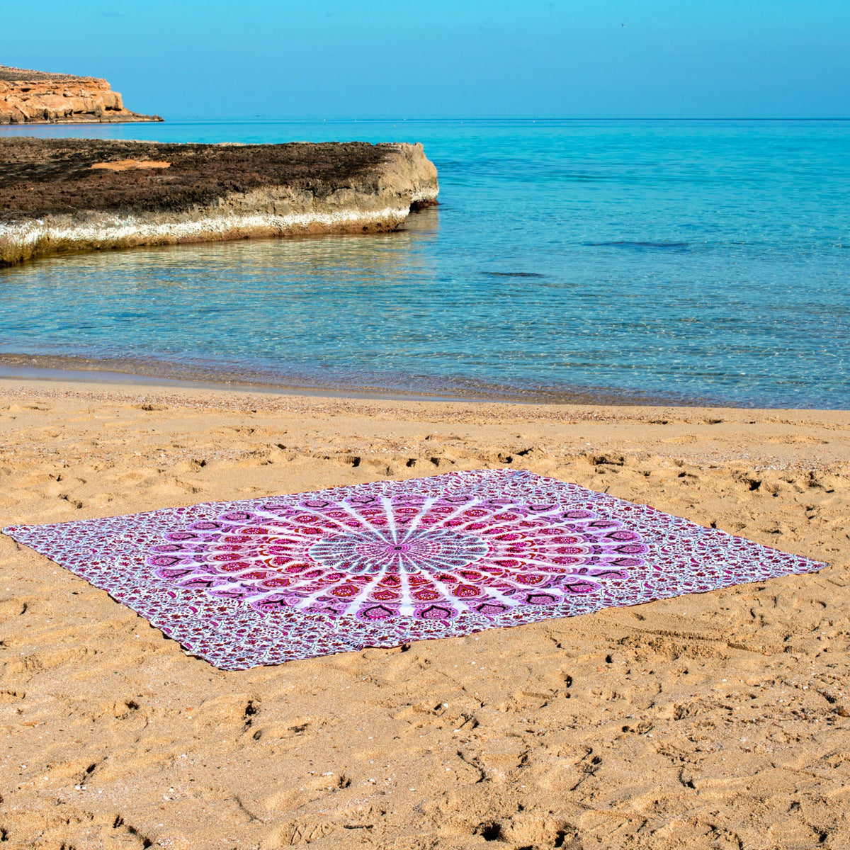XXL strandlaken Seashell Pink 235x220 cm, uitgespreid op het strand