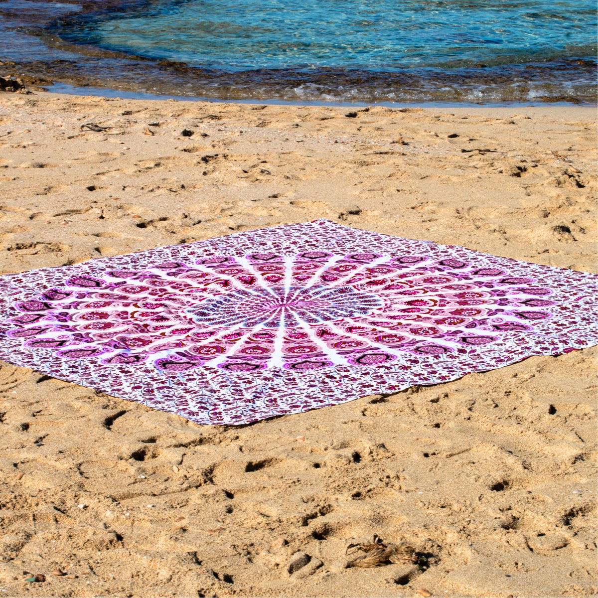 XXL strandlaken Seashell Pink 235x220 cm, op het zand