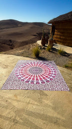 XXL strandlaken Seashell Pink 235x220 cm, in de zon met de bergen op de achtergrond